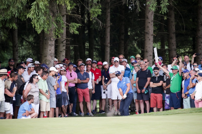 BMW International Open 2017 Runde 3 - Henrik Stenson chippt (Foto: BMW AG)