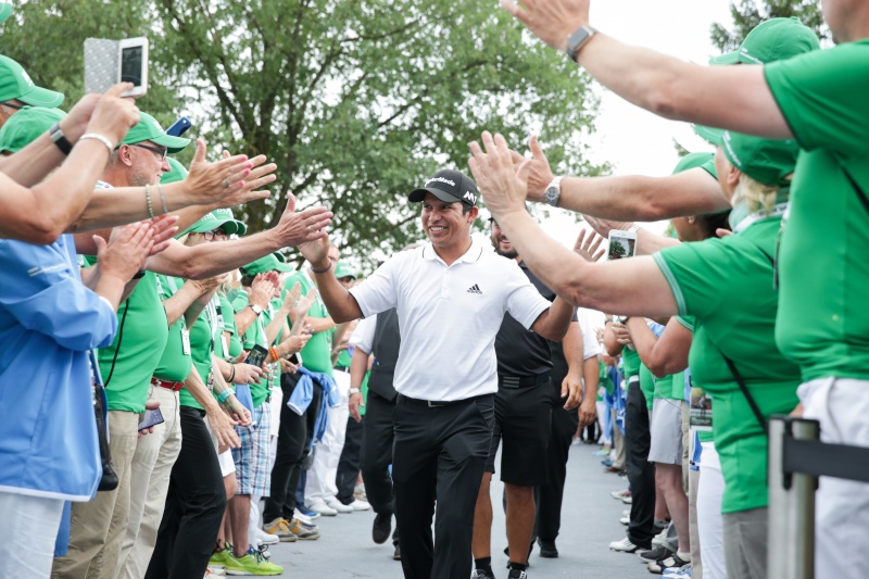 BMW International Open Sieger 2017 Andres Romero mit Volunteers (Foto: BMW AG)