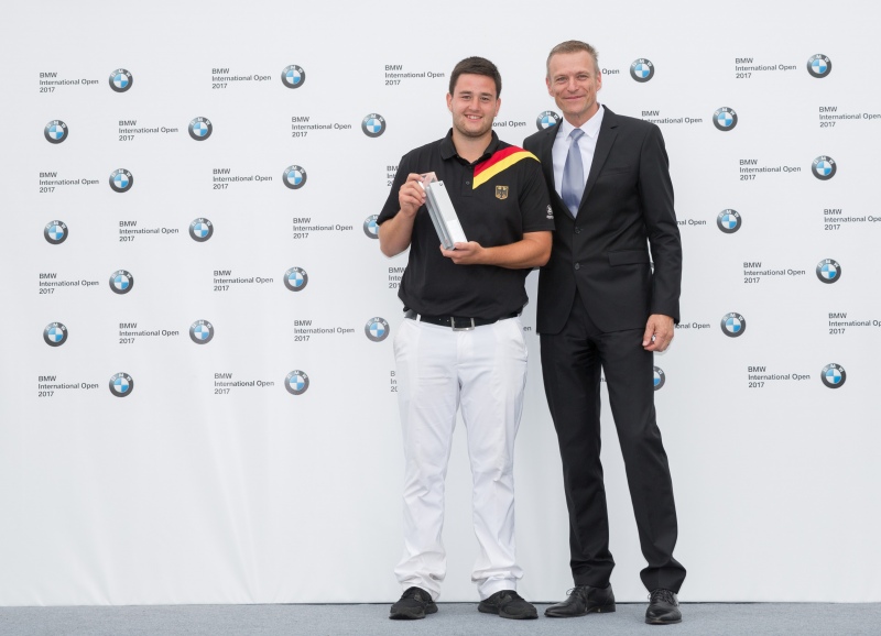 BMW International Open 2017 Max Schmitt mit Pokal und Peter Binsbergen, Leiter BMW Vertrieb Deutschland (Foto: BMW AG)