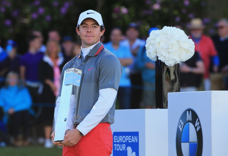 Rory McIlroy mit Siegerpokal BMW PGA Championship 2014
