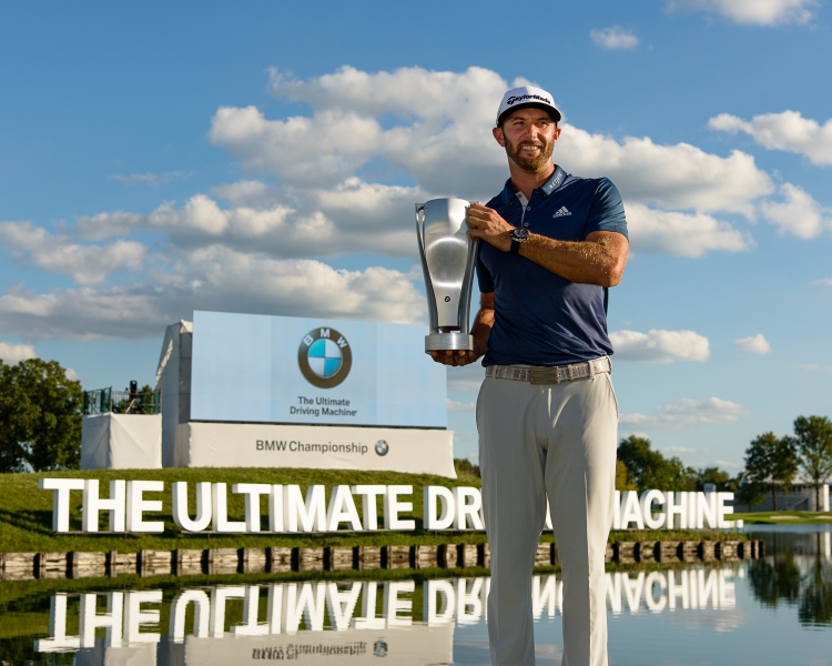 BMW Championship 2017, Vorbericht, Titelverteidiger Dustin Johnson mit Pokal (Foto: BMW AG)