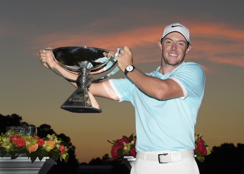 Rory McIlroy mit FedExCup Trophy 2016 (Foto: Stan Badz/Getty Images)