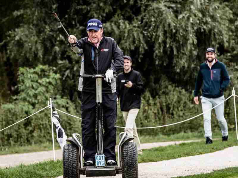 Miguel Angel Jimenez spielt auf dem ProAm Turnier der Porsche European Open Miguel Angel Jimenez spielt auf dem ProAm Turnier der Porsche European Open
