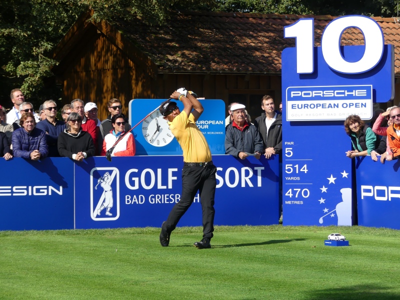 Helfer auf der Porsche European Open näher bei den Stars Thongchai Jaidee