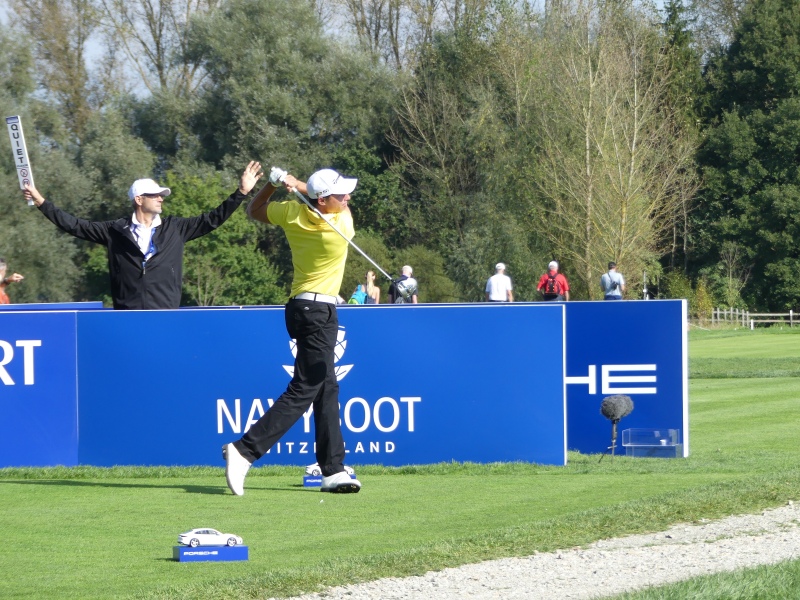 Helfer auf der Porsche European Open Marshall im Einsatz am Abschlag