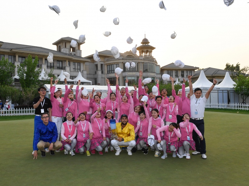 Alexander Levy Sieger Volvo China Open 2017 mit Mädchengruppe in Pink