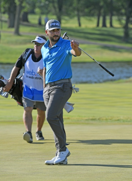 Stephan Jaeger grüßt die Zuschauer am 18. Loch während der Finalrunde der Web.com Tour Rust-Oleum Championship im Ivanhoe Club, 11. Juni 2017 in Ivanhoe, Illinois (Foto: Stan Badz/PGA TOUR)