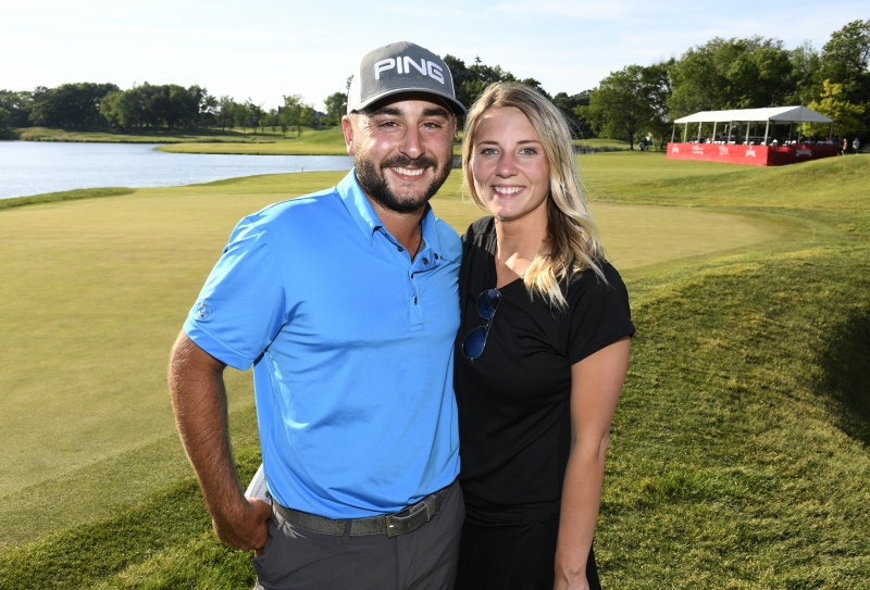 Stephan Jaeger mit Freundin Shelby Garren posen am 18. Grün während der Finalrunde der Web.com Tour Rust-Oleum Championship im Ivanhoe Club, 11. Juni 2017 in Ivanhoe, Illinois